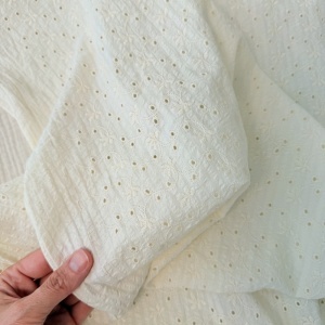 Bumbac Seersucker uni cu broderie - Floral Bouquet Ecru
