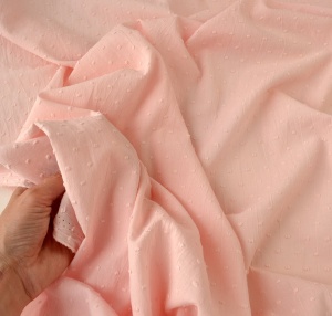 Cupon 65 cm - Voal de bumbac cu buline brodate - Plumetis Blush