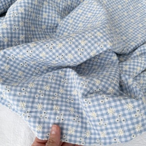 Bumbac Seersucker in carouri cu broderie - Vichy Floral Blue - Img 2