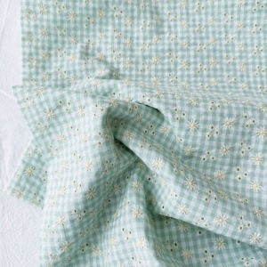 Bumbac Seersucker in carouri cu broderie - Vichy Floral Mint - Img 4