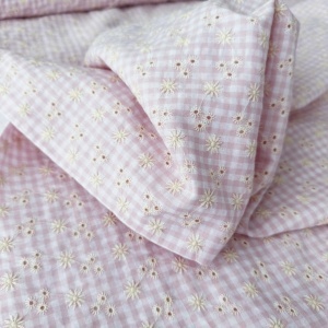 Cupon 45 cm - Bumbac Seersucker in carouri cu broderie - Vichy Floral Rose - Img 3