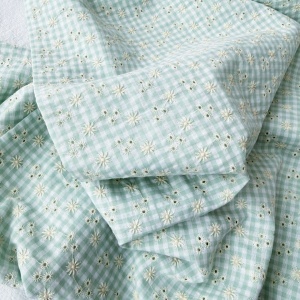 Bumbac Seersucker in carouri cu broderie - Vichy Floral Mint