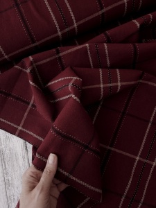 Material tesut din amestec de in si bumbac - carouri clasice Bordo - Img 2