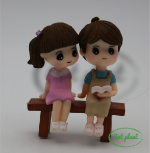 Minifigurine rasina cuplu pe bancuta