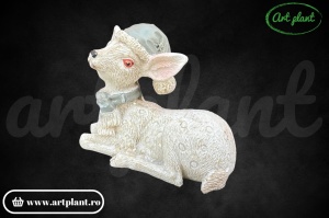 Figurină de rășină cerb cu căciulă și fular