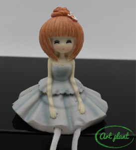 Figurina papusa de rasina, Fata cu rochita bleu