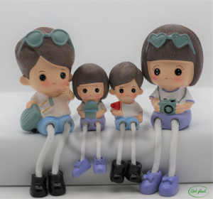Set 4 figurine de răsină Familie cu ochelari