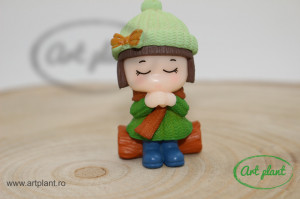 Minifigurina fetita verde pe bustean