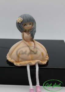Figurina papusa de rasina, Fata cu rochita corai
