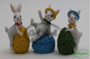 Iepuras ceramic cu ou 6x4 cm