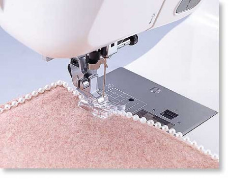 Piciorus pentru atasat margele (cu diamentru max. 4mm) pe fata materialului (fig.a) sau pe margine (fig.b)