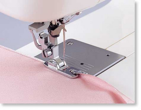 Piciorus pentru cusut tiv drept cu dubla indoire (latime 3mm) pe materiale subtiri pana la medii