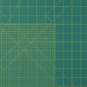Planșă suport pentru tăiat, croit, marcat tipare si modele de patchwork – gradată în cm și inch