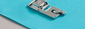 Piciorus pentru cusut tiv drept cu dubla indoire (latime 6 mm) pe materiale subtiri pana la medii