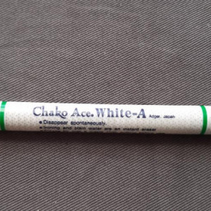 Marker textil evanescent alb
