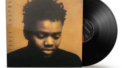 „ГЛАС, КОЙТО ПРОШЕПНА РЕВОЛЮЦИЯ“: ЮБИЛЕЙНОТО ПРЕИЗДАНИЕ НА TRACY CHAPMAN НИ НАПОМНЯ ЗАЩО МУЗИКАТА ИМА СМИСЪЛ
