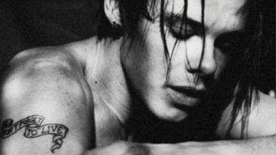 ПОВЕЧЕ РОК И ПО-ЗРЯЛО ЗВУЧЕНЕ: ЕДИН МУЗИКАЛЕН РАЗКАЗ ЗАД IDOLS II НА YUNGBLUD