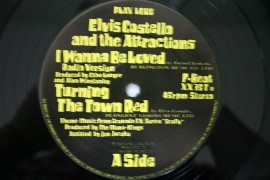Elvis Costello And The Attractions ‎– сингъл I Wanna Be Loved / Turning The Town Red - Img 2