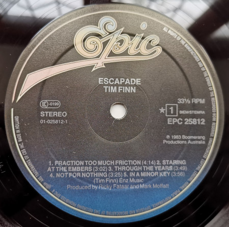 Tim Finn – албум Escapade - Img 3