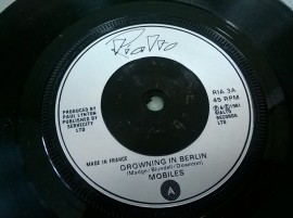 Mobiles ‎– сингъл Drowning In Berlin - Img 3