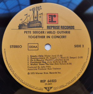 Pete Seeger & Arlo Guthrie – албум Together In Concert - Img 3