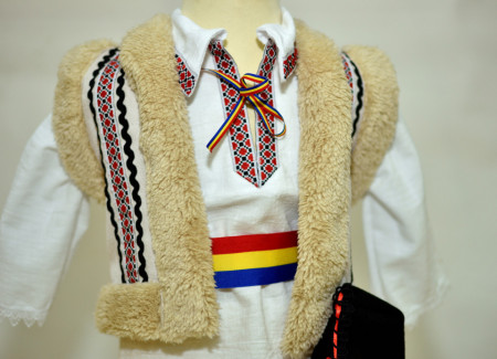 Costum traditional de botez de baiat cu bundita