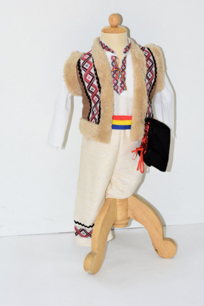 Costum traditional cu bundita