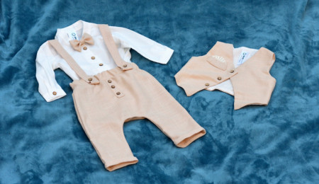 Costum de eveminent cu vesta bej in V