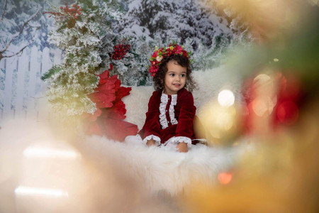 Rochie din catifea rosie cu dantelă albă , captusita cu bumbac fin