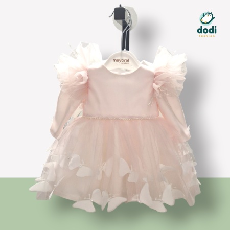 Rochie de botez cu zeci de fluturași aplicați