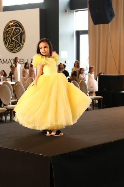Rochie de printesa lunga din tiul galbena