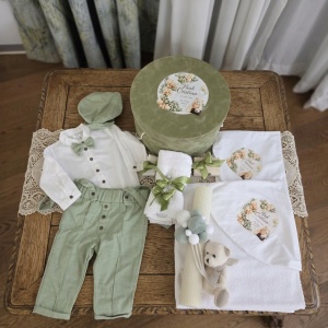 Trusou Botez Băieți Verde Salvie cu Costum din In și Lumânare Asortată