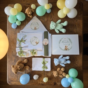 Trusou botez personalizat cu nume – prosop, pânză mir, lumânare ceară naturală, cutie perişor și sticluță mir si cutie carton