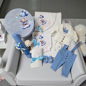 Trusou complet botez băieți – cufăr, lumânare, prosop, set haine in/catifea