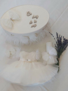Trusou de botez cu rochie alba si fulgi