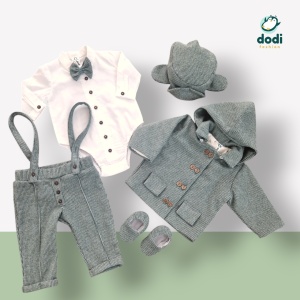 Costum de botez „Micul Explorator” – Eleganță și căldură pentru un botez de poveste!