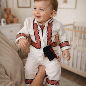 Costum Popular Băiețel „Micul Tradițional” – Haină și Pantaloni Groși, Cămașă din Bumbac și Opinci – 2–18 luni