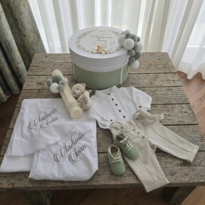Set Botez Băieți – Pantaloni din In și Cămașă din Bumbac cu Trusou Elegant Verde Salvie Descriere produs