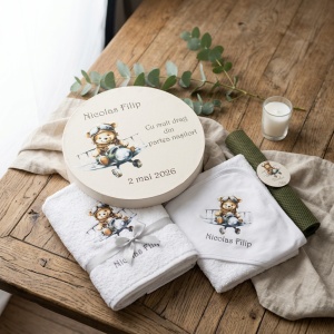 Trusou botez personalizat cu nume – prosop, pânză mir, lumânare ceară naturală, cutie perişor și sticluță mir - Img 3