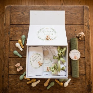Trusou botez personalizat cu nume – prosop, pânză mir, lumânare ceară naturală, cutie perişor și sticluță mir si cutie carton - Img 2