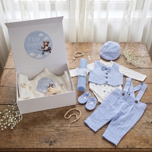 Trusou de Botez Bleu Personalizat cu Costum din In, Lumânare și Cutie Premium pentru Băieți