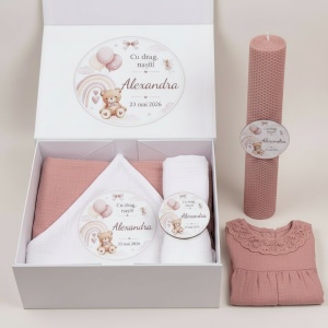 Trusou de Botez din Muselină Personalizat Roz Pudră cu Lumânare și Cutie Personalizată – Ursuleț & Curcubeu
