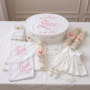 Trusou Botez Fetiță „Feea” – Rochiță Elegantă cu Dantelă și Cutie Ovală Personalizată - Img 3