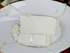 Trusou botez cu rochie alba si fulgi
