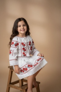 Costum tradițional pentru fetițe brodat