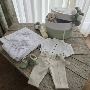 Set Botez Băieți – Pantaloni din In și Cămașă din Bumbac cu Trusou Elegant Verde Salvie Descriere produs - Img 2