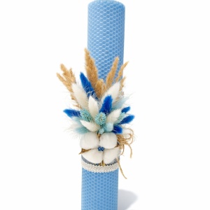 Lumânare de botez din ceară naturală cu flori uscate și bumbac, decorată în alb, bleu și albastru regal - Img 2
