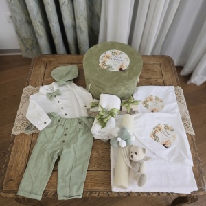 Trusou Botez Băieți Verde Salvie cu Costum din In și Lumânare Asortată - Img 3
