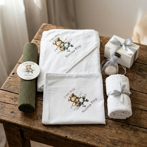 Trusou botez personalizat cu nume – prosop, pânză mir, lumânare ceară naturală, cutie perişor și sticluță mir