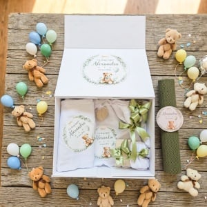 Trusou botez personalizat cu nume – prosop, pânză mir, lumânare ceară naturală, cutie perişor și sticluță mir si cutie carton - Img 3